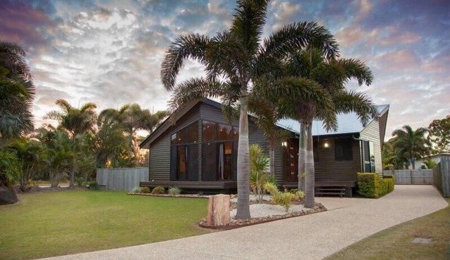 Gathering of 8 Holiday House