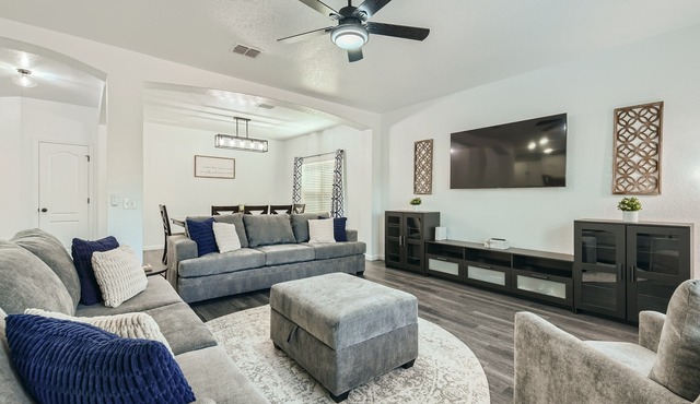 Gathering Place 4BR Lackland BMT Seaworld < 4.5mi!