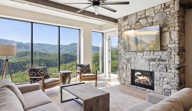 Gatlinburg 3 BD-Walk-in Shower-Plunge Tub-Outdoor Pool-$1000 Free Tickets