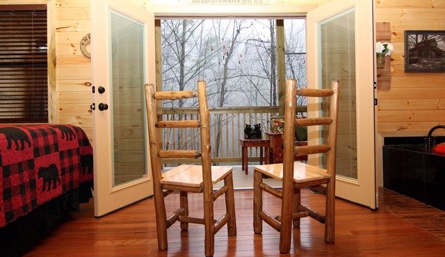 Gatlinburg Cabin, Free Tickets, Secluded, Views, Hot Tub, Heart Tub, Internet