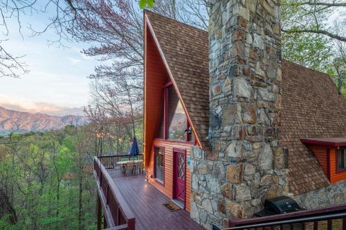 Gatlinburg Cabin With Breathtaking Views, Hot Tub, Sauna, 10 min to downtown and National Park