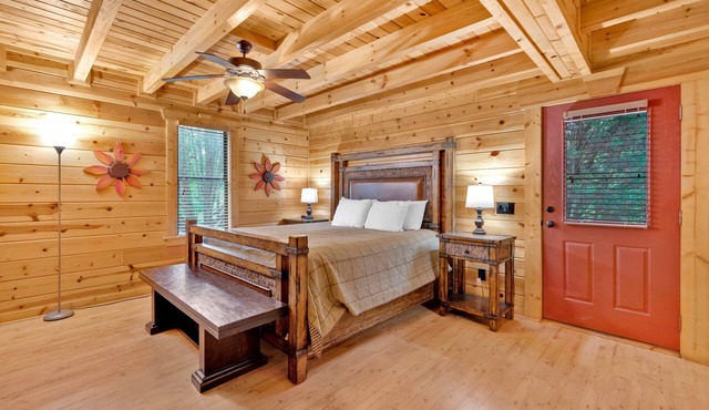 Gatlinburg Getaway! 3 BDR Log Cabin in White Oak Resort – Minutes to Park & City