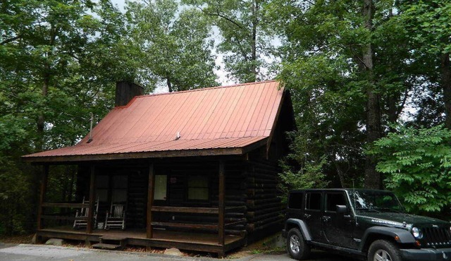 Gatlinburg Log Cabin for Honeymooners or Just A Well Deserved Getaway