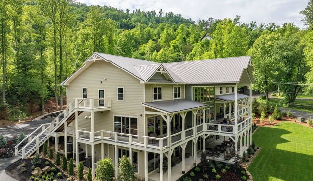 GATLINBURG LUXURY 21 BEDROOM! Elevator, Pool, Private Pavilion, Movie Theater.