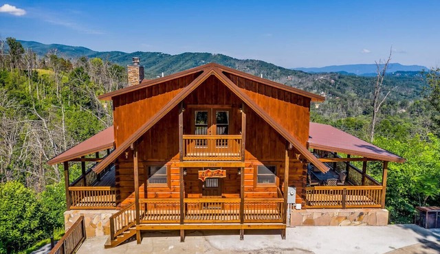 Gatlinburg Luxury Cabin, Indoor Pool Great Mountain Views, Pool Table, Fire Pit