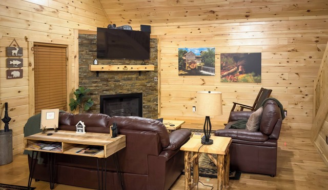 Gatlinburg Mountain Cabin: 4 Mi to National Park!