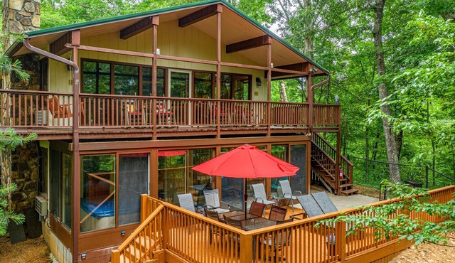 Gatlinburg off the Spur*Indoor Hot Tub*Firepit*Coffee Bar