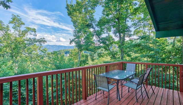 Gatlinburg*Resort*Seasonal Pool*Wifi*Pool Table*Hot Tub