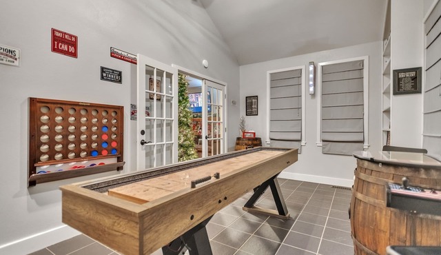 Gatlinburg Retreat: Walk to Town. 3BR Home w/Zero Stairs. Dog Friendly