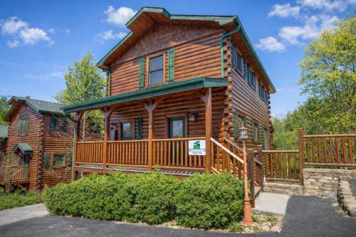 Gatlinburg Smoky Mountain Cabin, Pool Table, Hot Tub, Can sleep 18