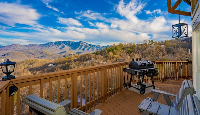 GATLINBURG VIEW DOWNTOWN LIGHTS ANAKEESTA MT LECONTE TRAM SKYBRIDGE SKI HOT TUB