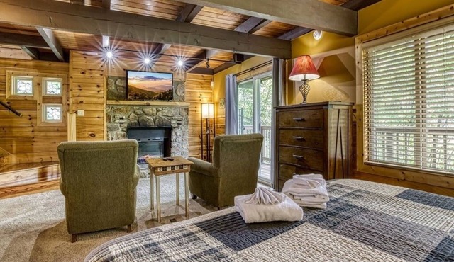 Gatlinburg Views A Unique Cabin Mountain Views Expansive Decks Adjacent To Gatlinburg & Ski Lodge 1 Bedroom Cabin by RedAwning