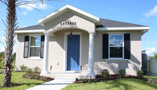 Gator Cove: Quaint 2-bedroom, 1-bath cottage, sleeps 4. Great for a peaceful retreat.