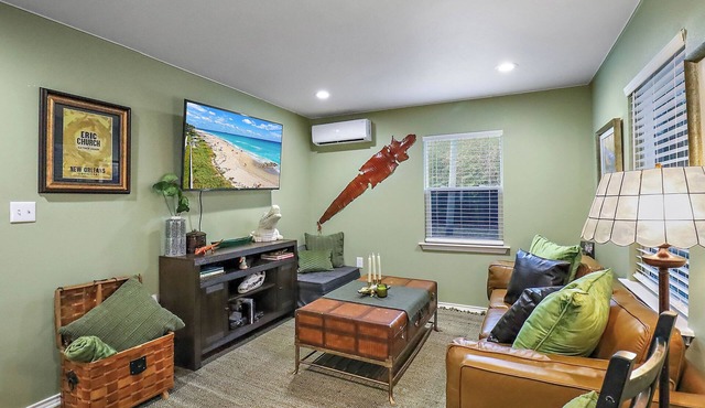 Gator Getaway - Charming 2-bedroom cottage with WiFi, AC in delightful Anahuac.