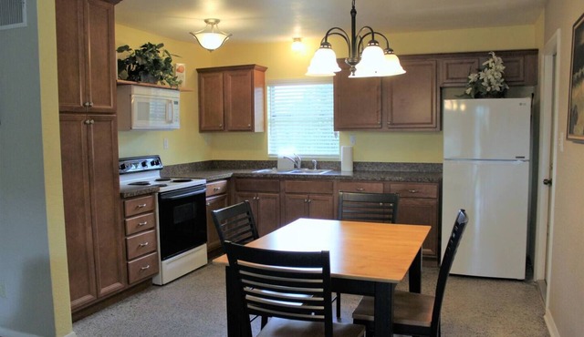 Gator Lodge: Inviting 2-bedroom, 1-bath home, sleeps 4. Perfect for couples or small families.