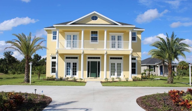 Gator Mansion: Spacious 6-bedroom, 5-bath home, sleeps 12. Perfect for family gatherings.