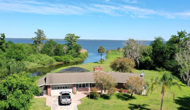Gator Nest: Charming 3-bedroom, 2-bath home, sleeps 6. Excellent for a relaxing, nature getaway . New! Bring your own boat and enjoy fishing right from the house