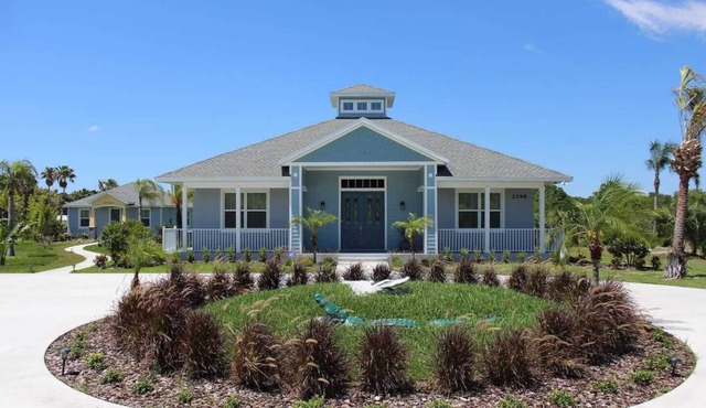 Gator Palace: Stylish 5-bedroom, 4-bath home, with upstairs loft. Sleeps 12.