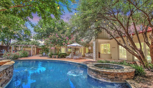 Gatsby Getaway 2 miles to TTU w/Pool+Speakeasy+Bar
