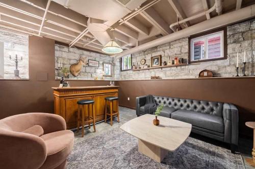 Gatsby Glam 3BR Speakeasy Retreat in Louisville