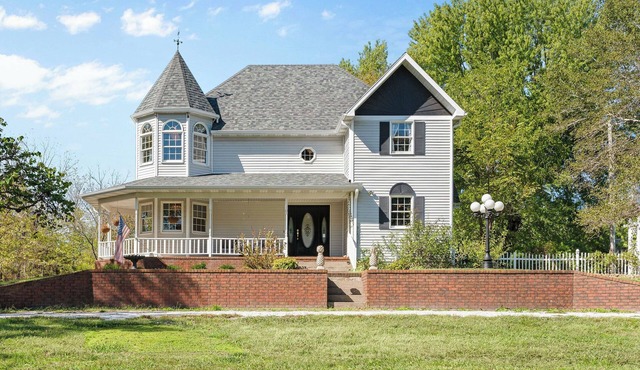 Gatsby-Inspired Victorian Farmhouse 7 Acres w Hot Tub & Game Room, Close to Town