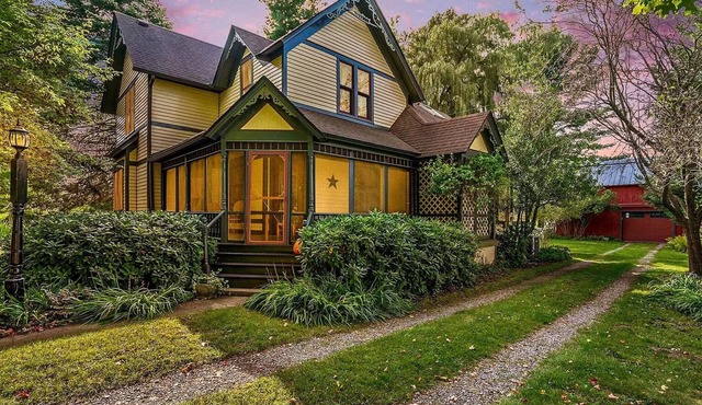 Gatsby style fall oasis near Saugatuck, shops, wineries, restaurants, orchards!