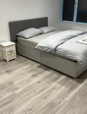 Gatwick Guest House - Short & Long Stay, Airport Parking, Airport Shuttle, Early & Late Check In - 49, RH11 8QX