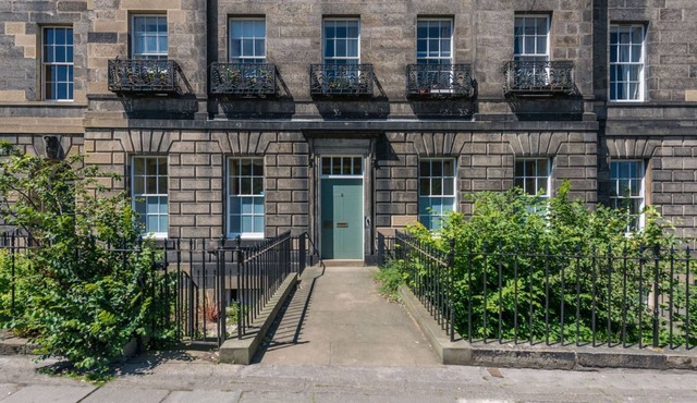 Gayfield Place Apartment- sleeps 6 guests