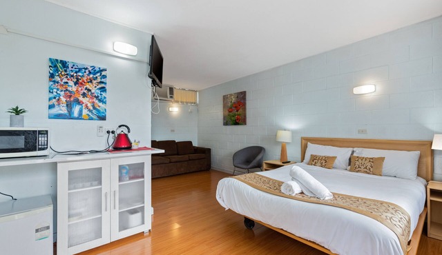 Gazebo Motor Inn Room 10 - Clean Rooms with Private Bath Near Murray