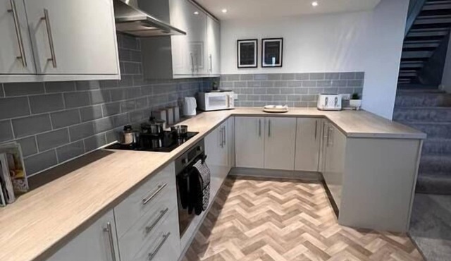 Stay at The Penn! 5 Bedroomed home in Treharris