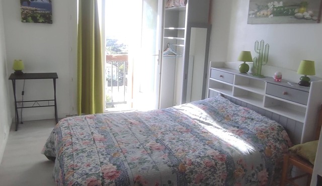 Gd T2, mountain and sea view, near shops, free parking, bus