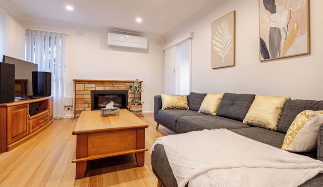 Geelong 3 Bedroom House, 4 Beds, Near City Centre