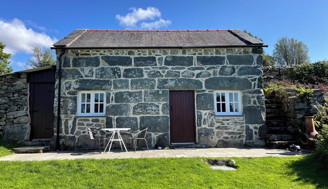 GELLI BACH AT GELLI LAS, pet friendly, with a garden in Llanbedr