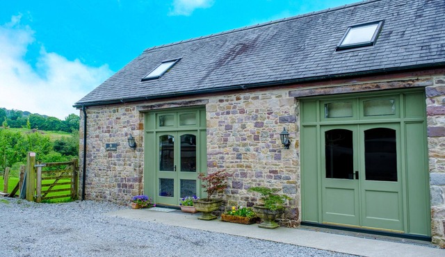 GELLI BARN, family friendly, with open fire in Llandeilo