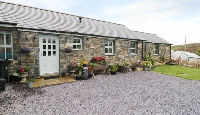 GELLI GLUD, pet friendly, character holiday cottage in Eglwysbach