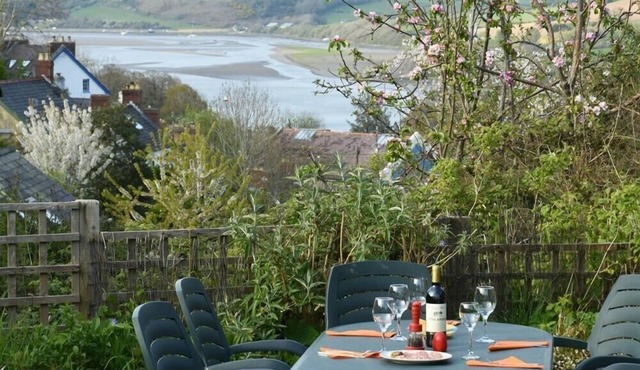 GELLIFOR, pet friendly, with open fire in St Dogmaels