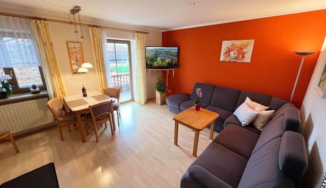 Gemütliche Ferienwohnung mit Balkon und geräumigen Bad mit Dusche und Fenster in Bayerbach