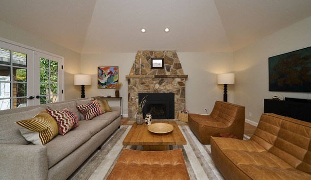 "Gem of a House" in Carmel-by-the-Sea. Walk Everywhere. OPEN Mar 4-April 8