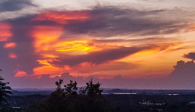 Gem of HSB: 3bdrm Hill Country Escape with Lake views !