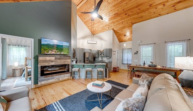 Gem of the Mountain | Cozy Cabin Retreat Near Hele