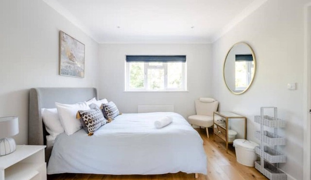 Gem of Wimborne Dorset With Large Garden & Hot Tub