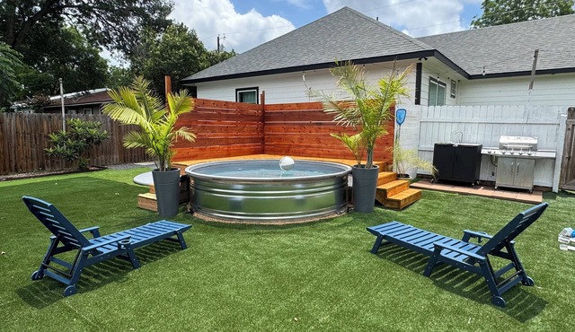 Gem On Pearl w/Pool - Walk to Downtown Lockhart
