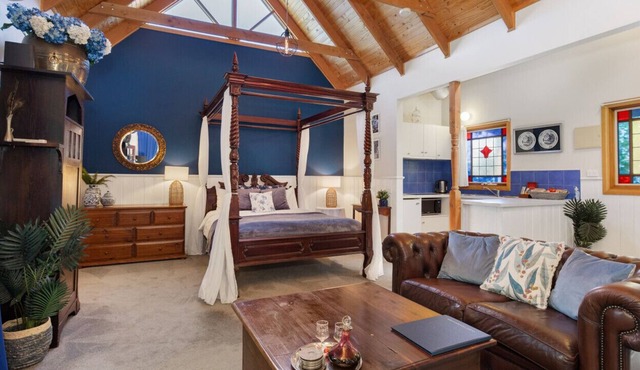 Gembrook Cottages - Bluebell Cottage with Outdoor Heated Spa and Wood Fire