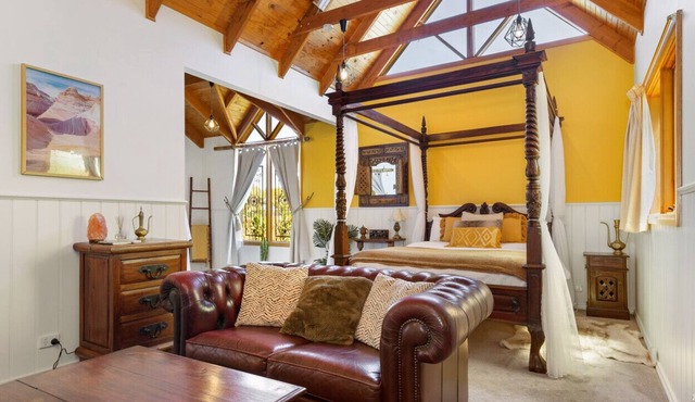 Gembrook Cottages - The Harem with Spa Bath and Wood Fire