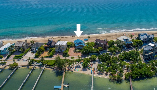 Gemini Beach: 7 BR/4.5BA FL Beach House on 2 beaches, 2 Heated Pools + Dock!