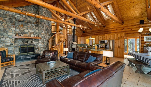 Gemini Lodge- Spacious Log Home Retreat