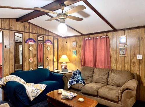 Gene's Retreat, charming lakeside 3 bedroom 2 bath