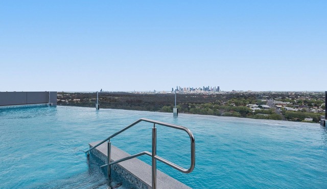 Generous 2-Bed Apartment with Great Amenities