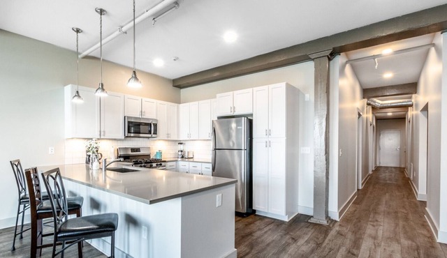 Generous 3 bedroom Contemporary Condo with free parking