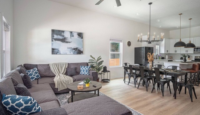 Generous 4br/3ba Charmer Near Glorius Downtown!
